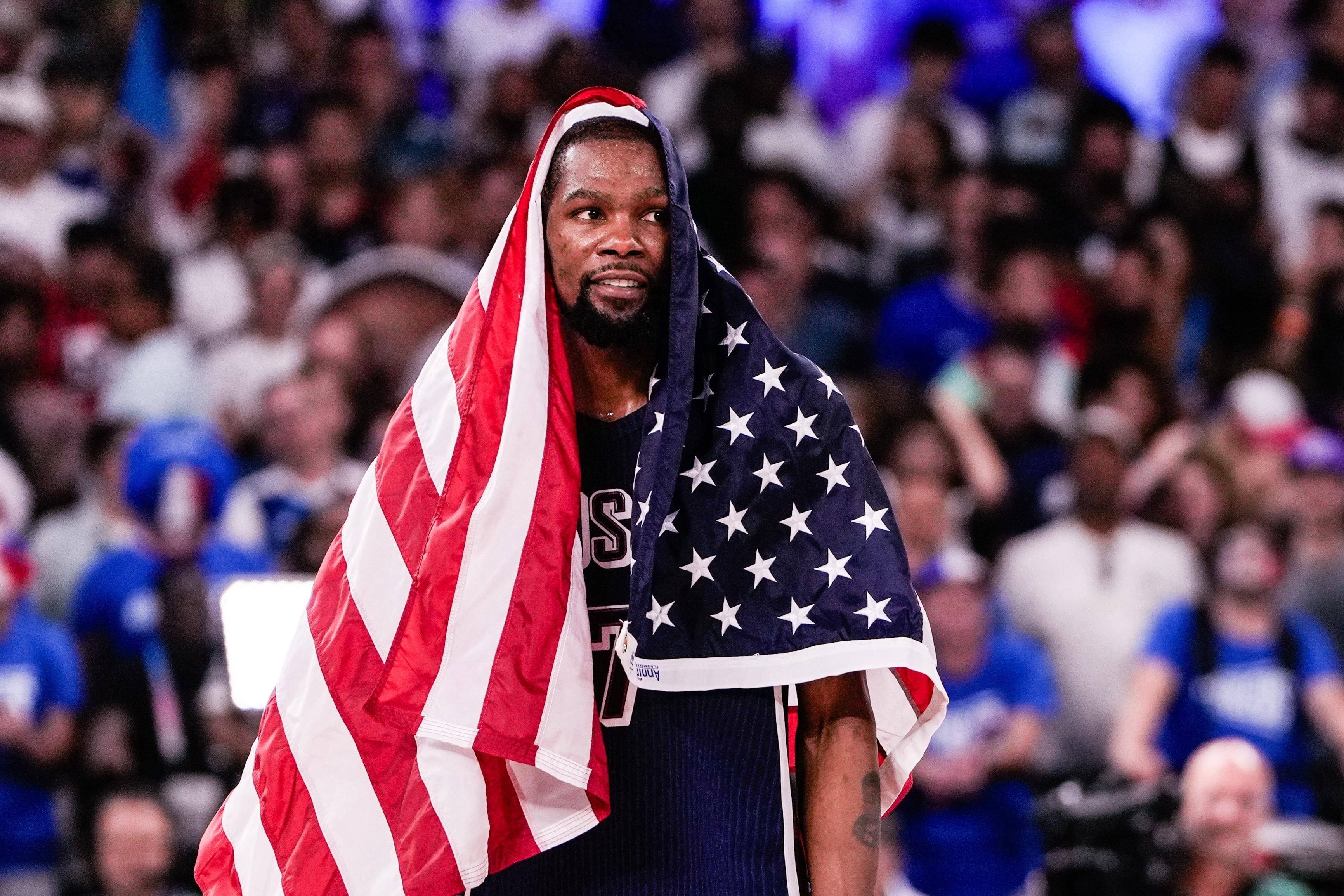 包含杜兰特回归赛场，出色防守首场状态亮眼，巴黎圣日耳曼观众沸腾！的词条