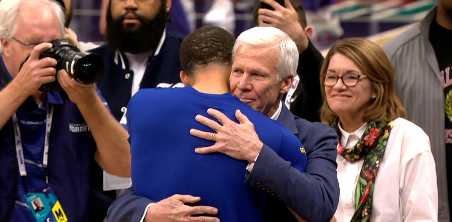 包含里程碑夜!夏洛特黄蜂迎来里程碑,英超关键时刻刷纪录,悬念犹存,年轻球员得到机会的词条 包含里程碑夜!夏洛特黄蜂迎来里程碑,英超关键时刻刷纪录,悬念犹存,年轻球员得到机会的词条